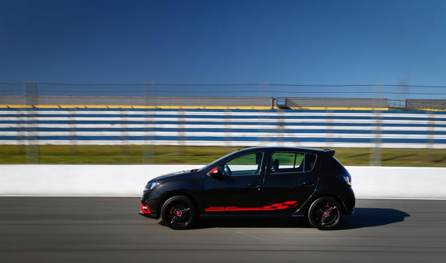  Renault Sandero R.S. 2.0 Racing Spirit 2017 года  (фото 3 из 30)